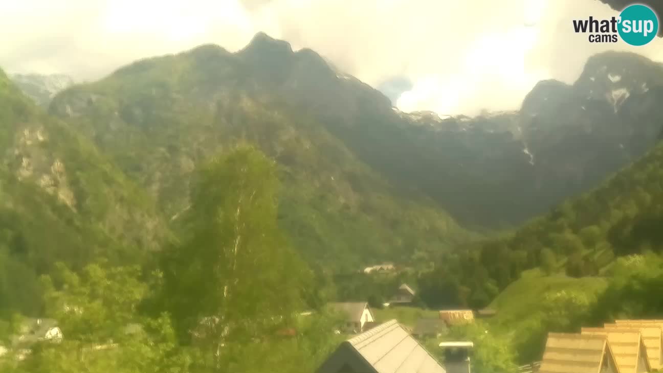 Webcam Trenta – View of Šplevt, Pihavec and Prisojnik