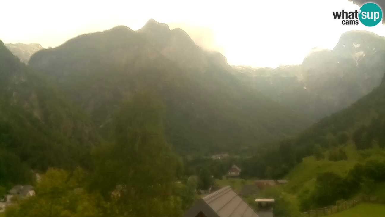 Webcam Trenta – View of Šplevt, Pihavec and Prisojnik