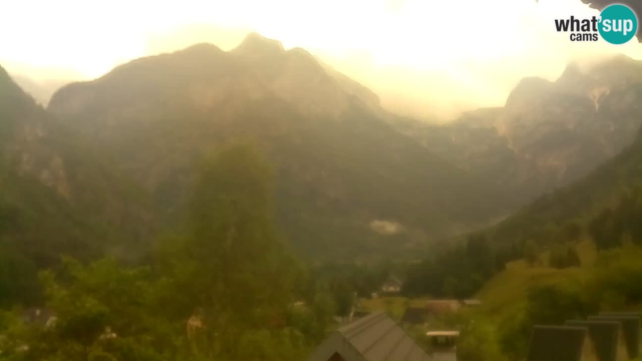 Webcam Trenta – View of Šplevt, Pihavec and Prisojnik