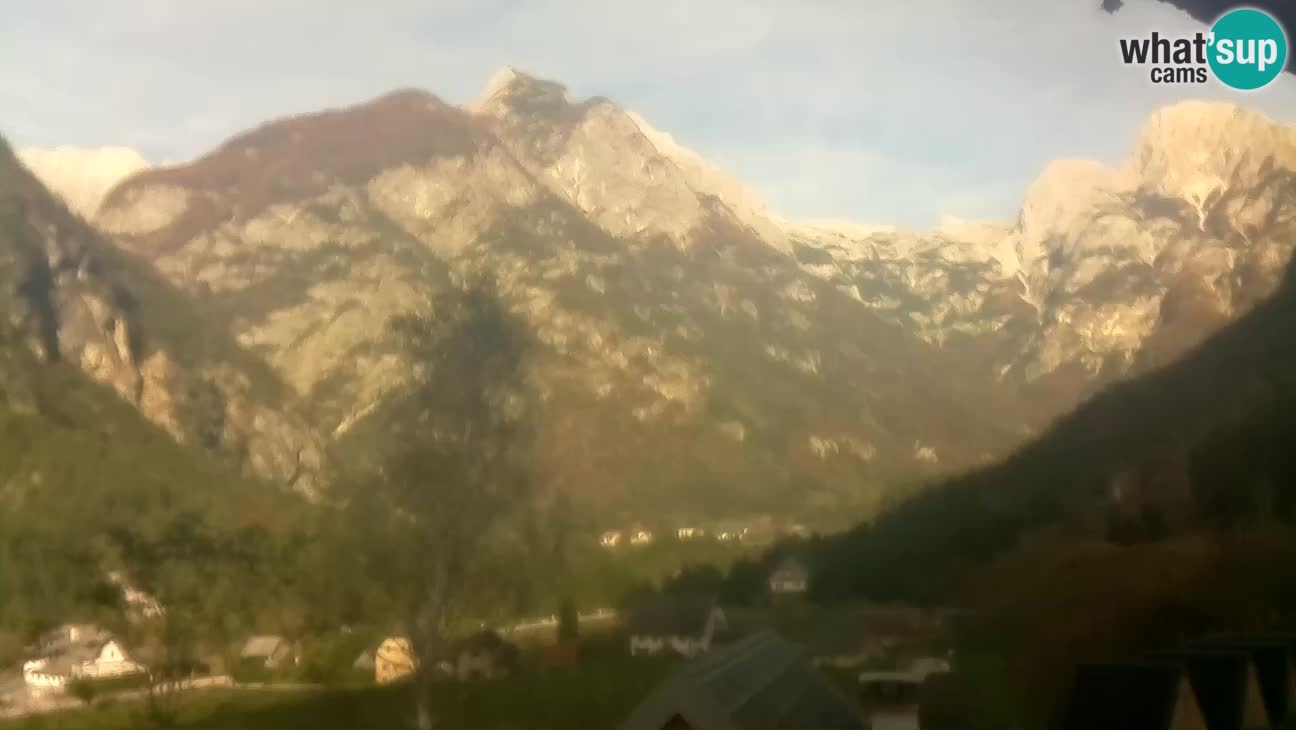 Webcam Trenta – View of Šplevt, Pihavec and Prisojnik