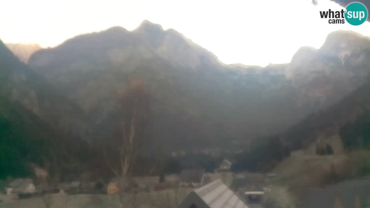 Webcam Trenta – View of Šplevt, Pihavec and Prisojnik