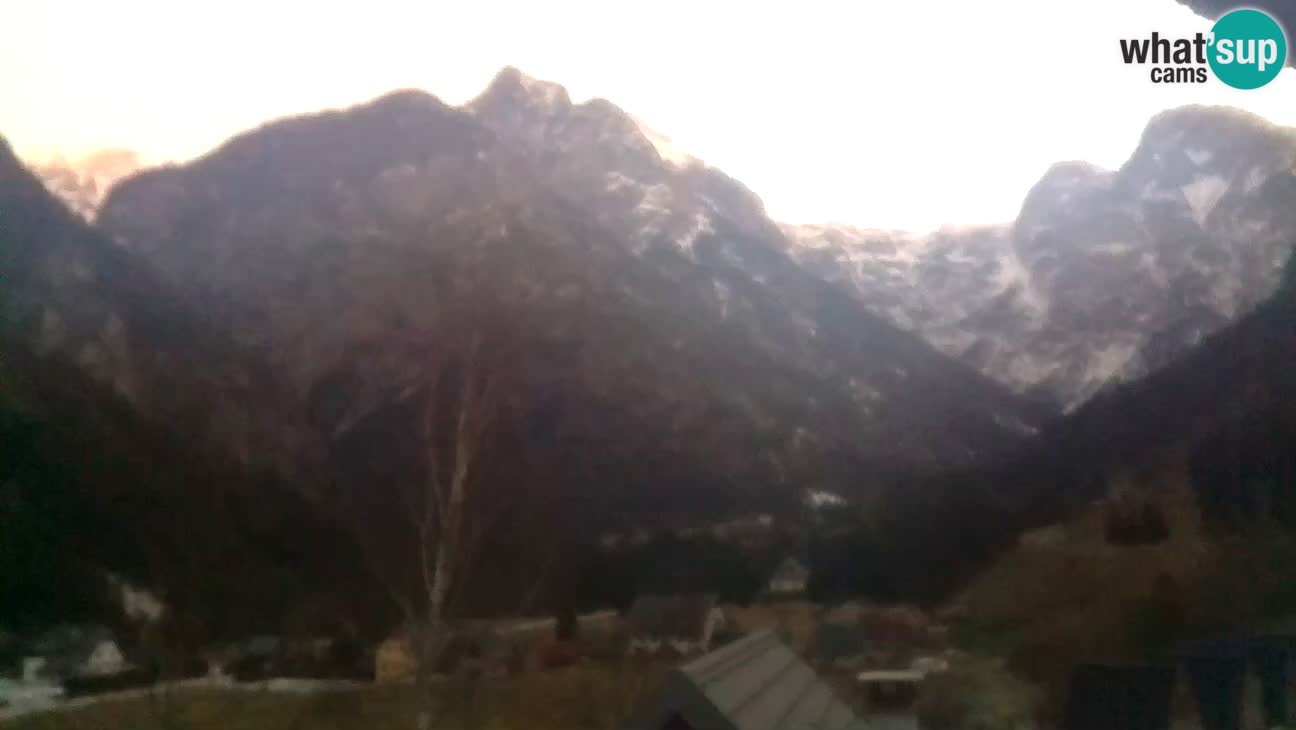 Webcam Trenta – View of Šplevt, Pihavec and Prisojnik