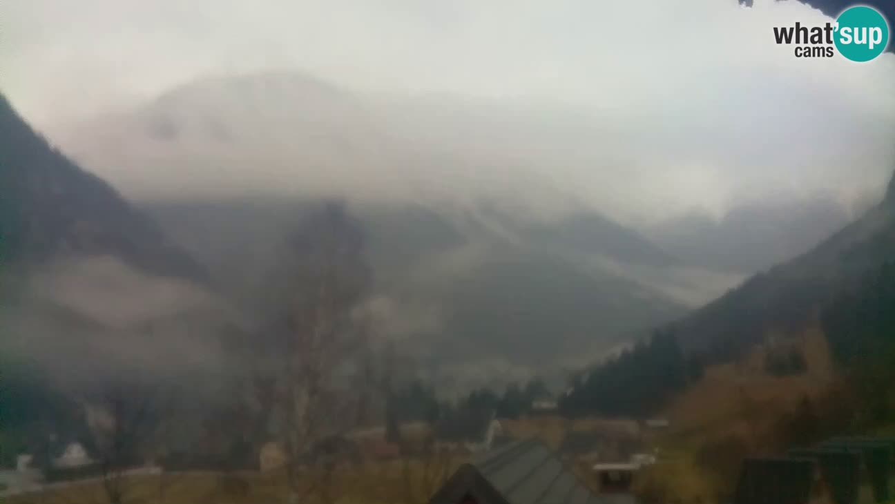 Webcam Trenta – View of Šplevt, Pihavec and Prisojnik