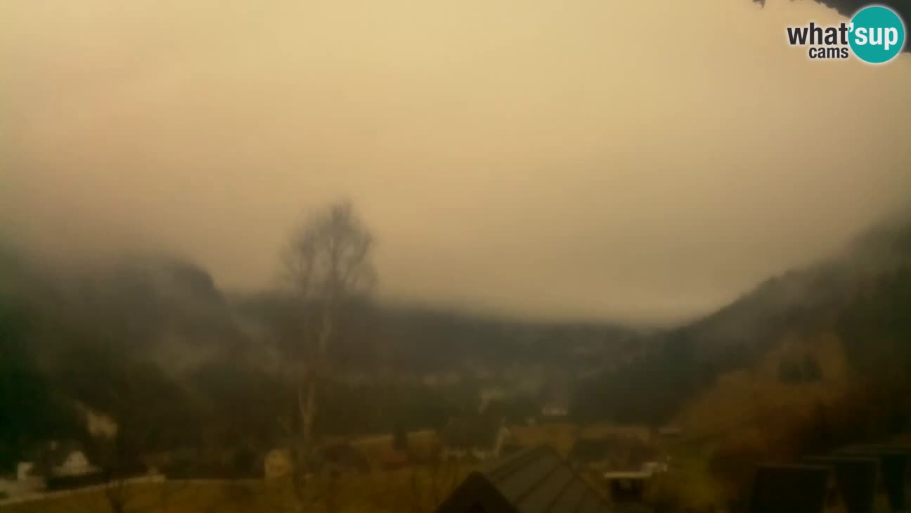 Webcam Trenta – View of Šplevt, Pihavec and Prisojnik