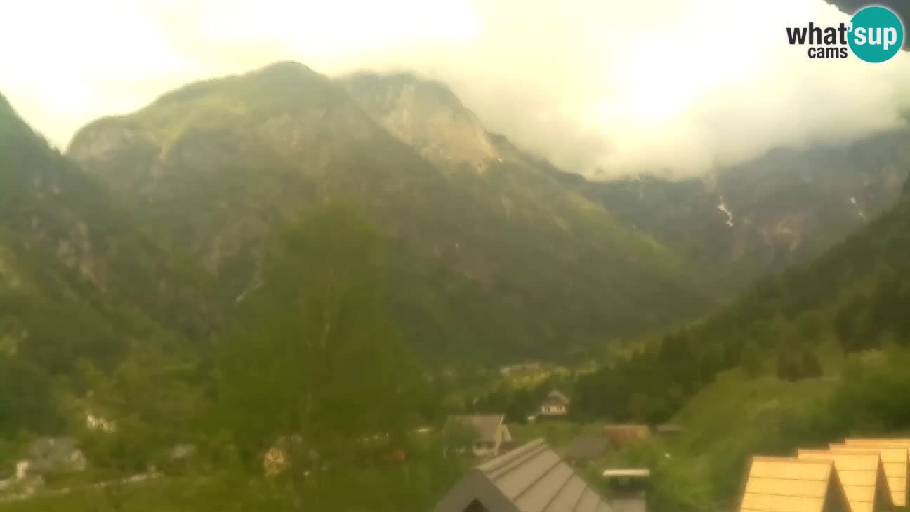 Webcam Trenta – View of Šplevt, Pihavec and Prisojnik