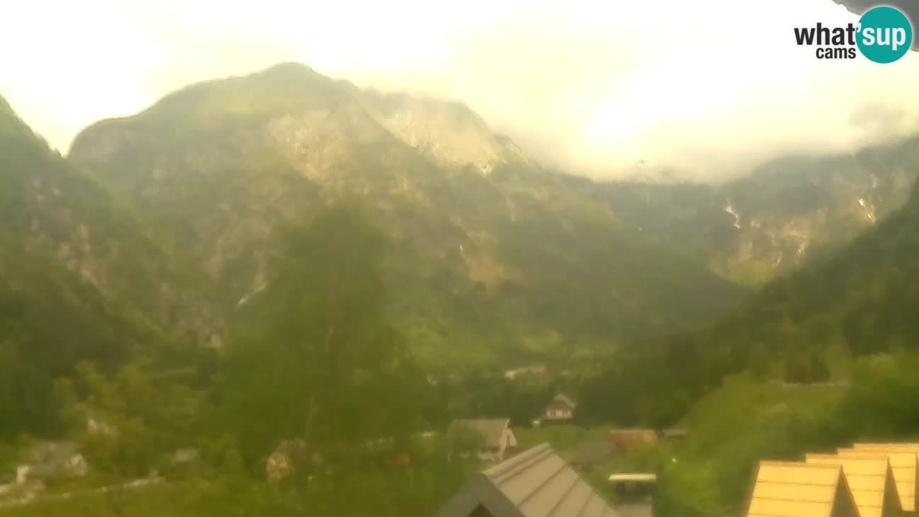 Spletna kamera Trenta – Pogled na Šplevt, Pihavec in Prisojnik