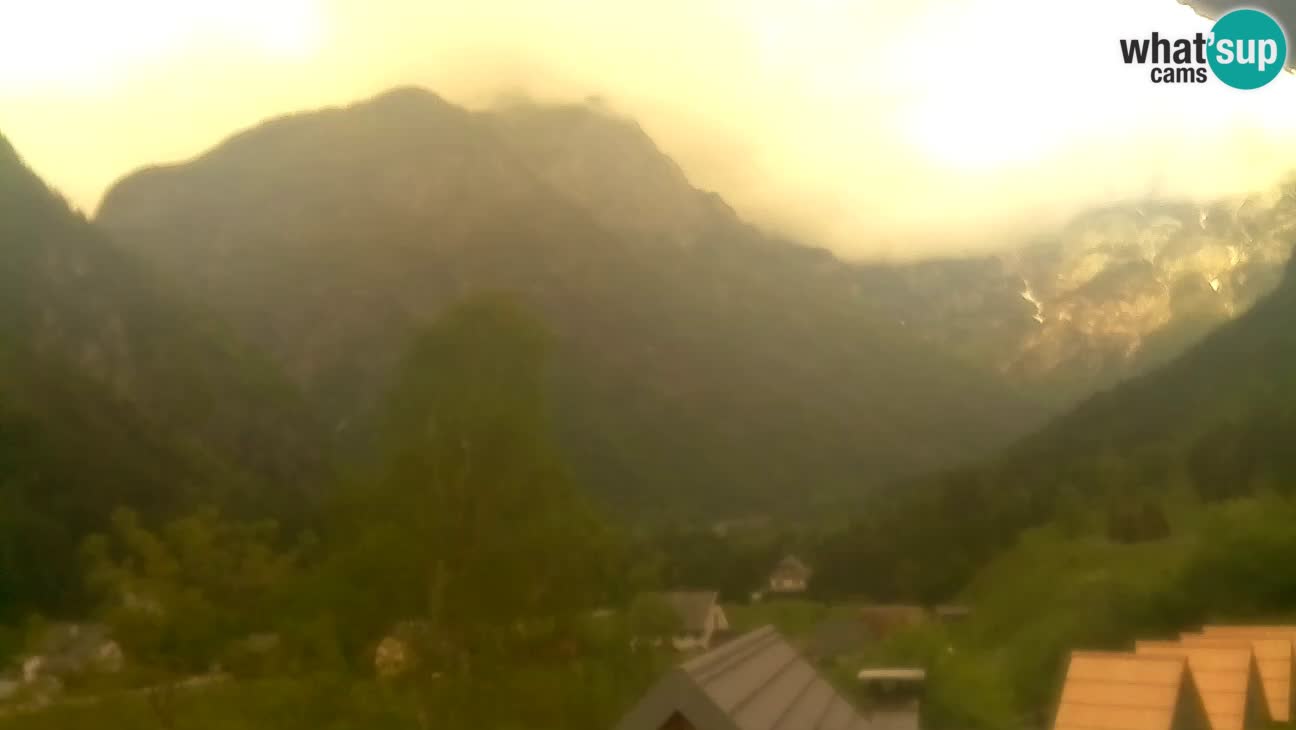 Webcam Trenta – View of Šplevt, Pihavec and Prisojnik