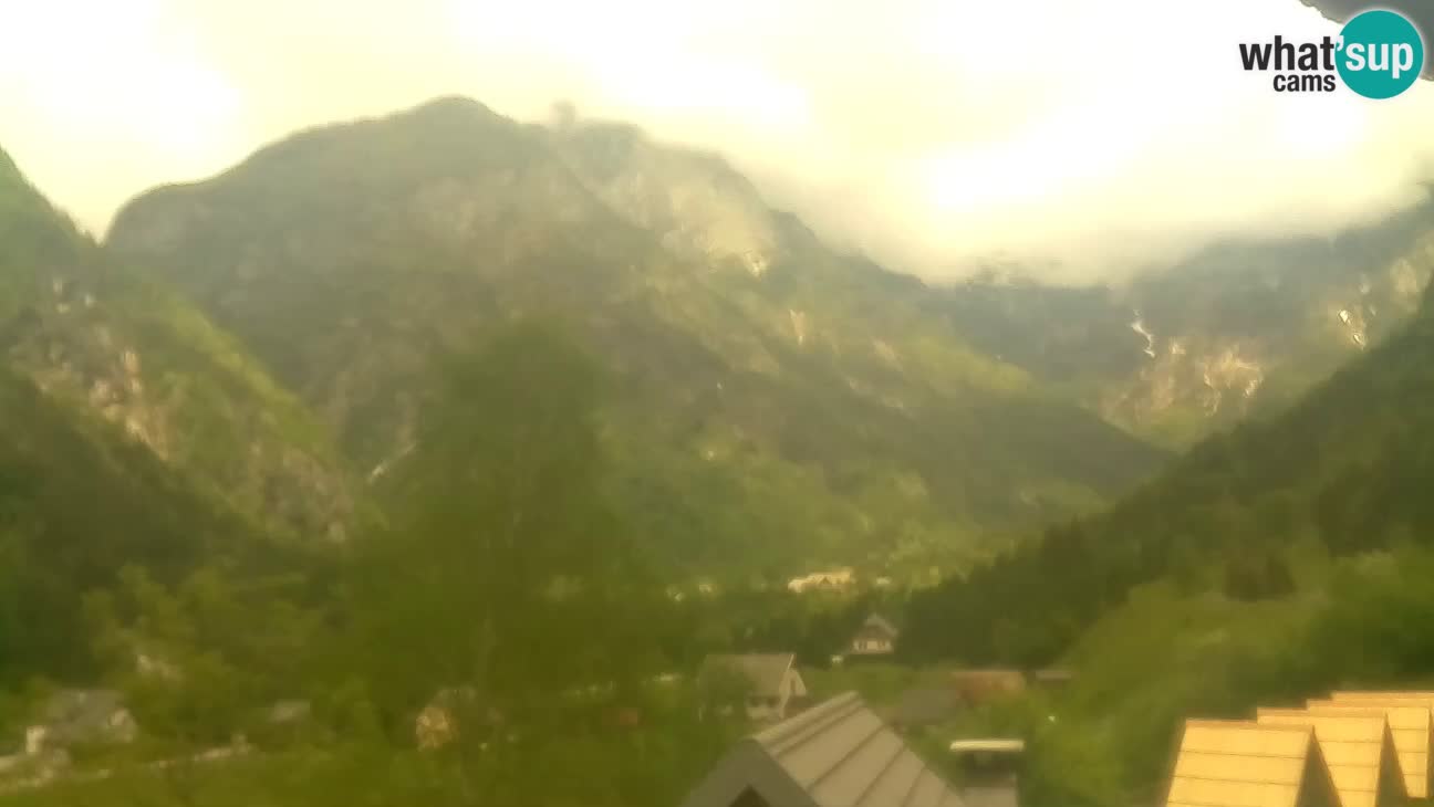 Webcam Trenta – View of Šplevt, Pihavec and Prisojnik