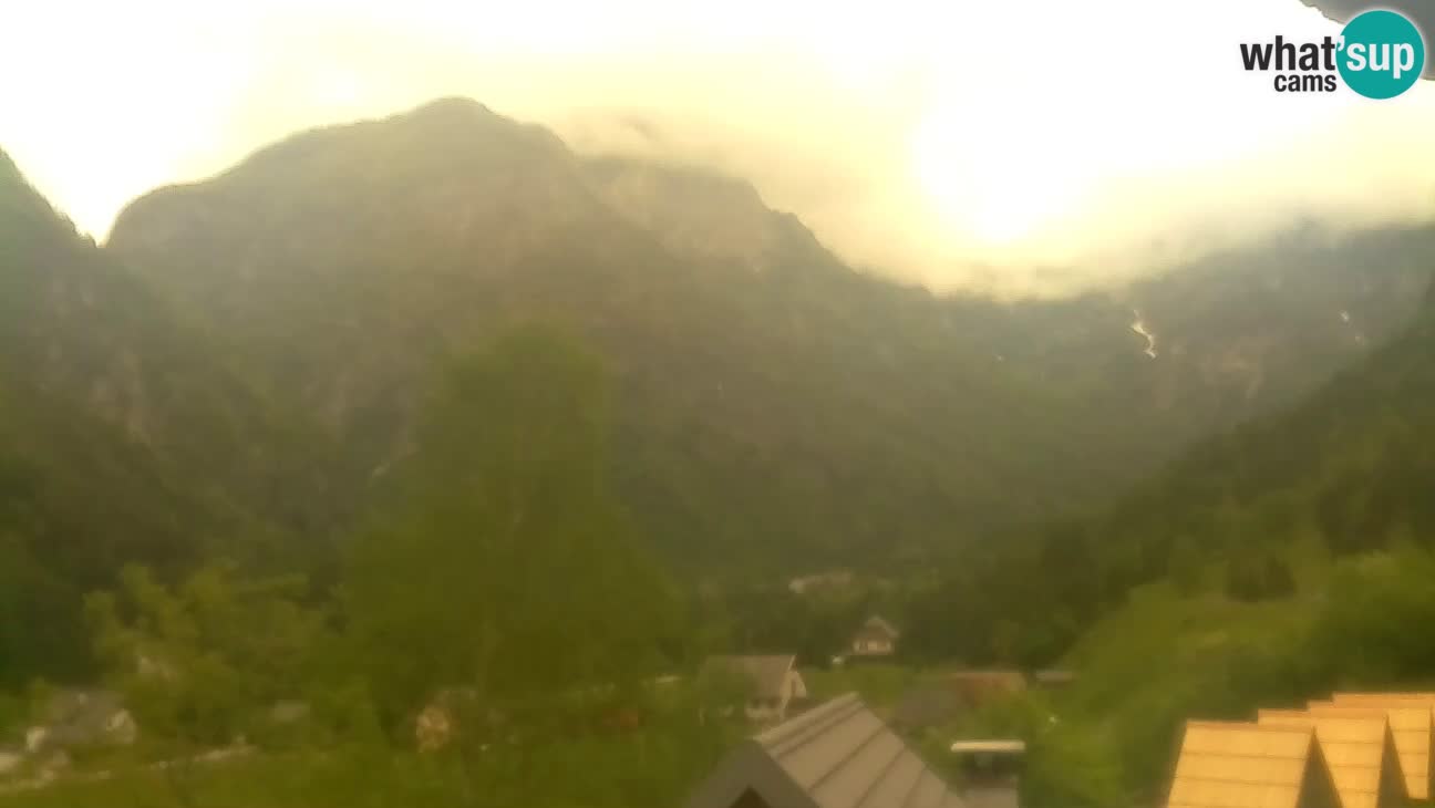 Webcam Trenta – View of Šplevt, Pihavec and Prisojnik