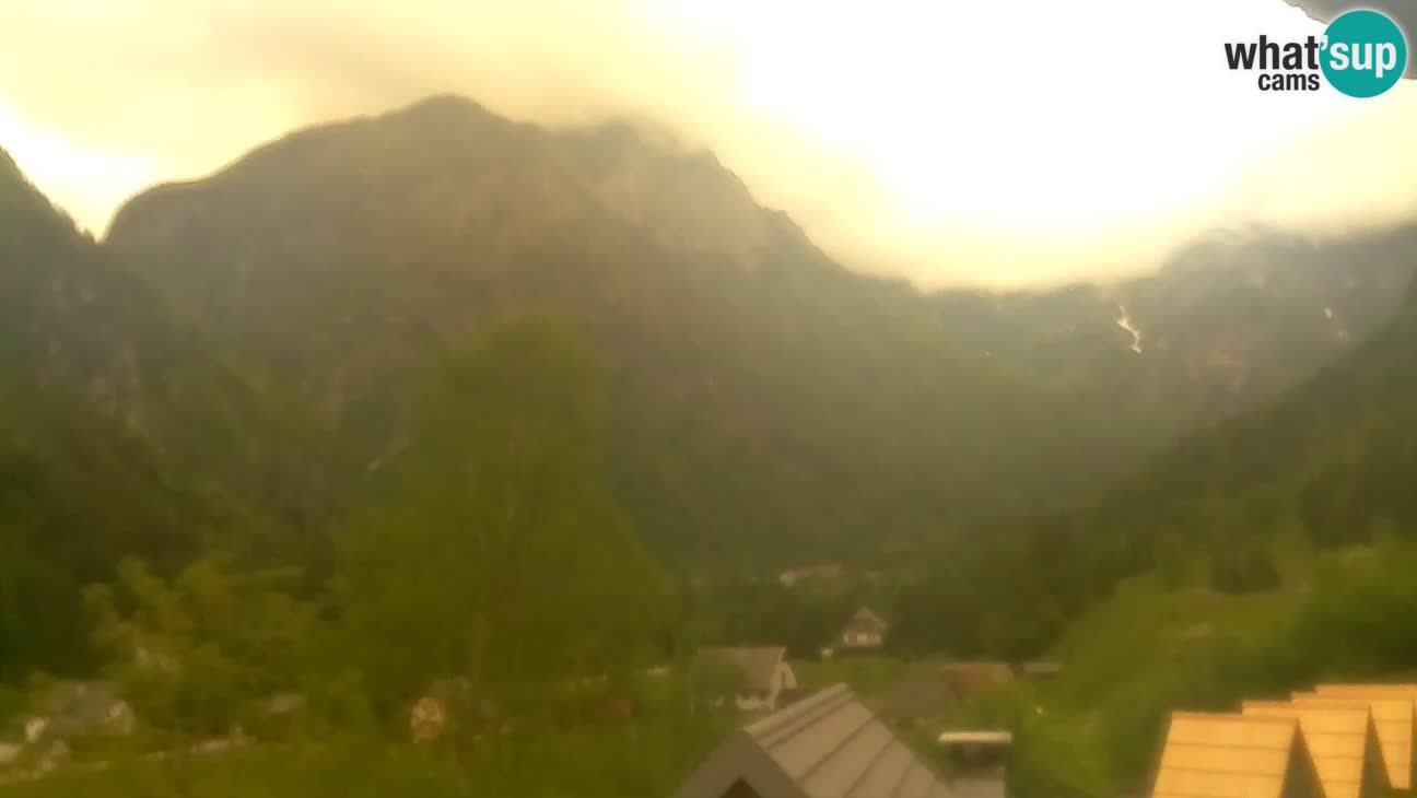 Webcam Trenta – View of Šplevt, Pihavec and Prisojnik