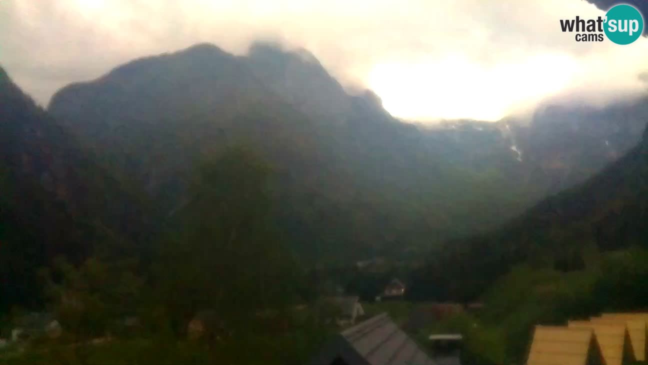 Webcam Trenta – View of Šplevt, Pihavec and Prisojnik