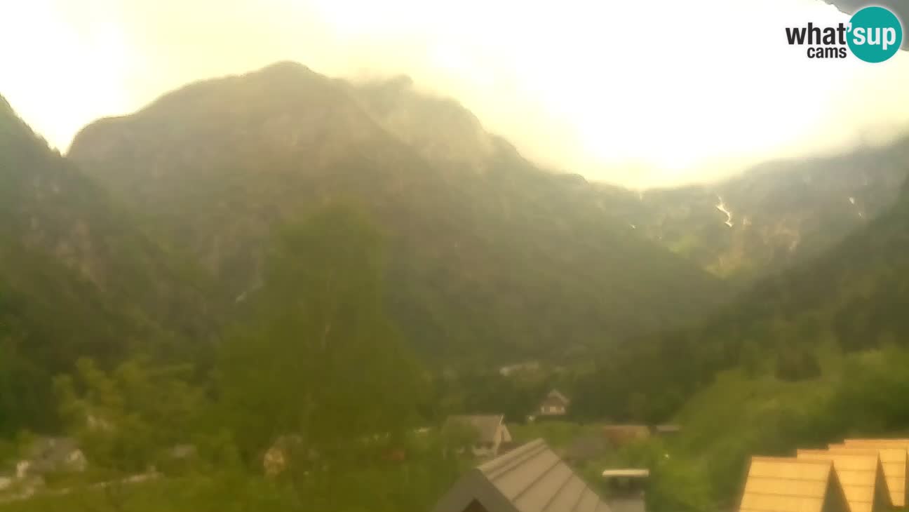 Webcam Trenta – View of Šplevt, Pihavec and Prisojnik