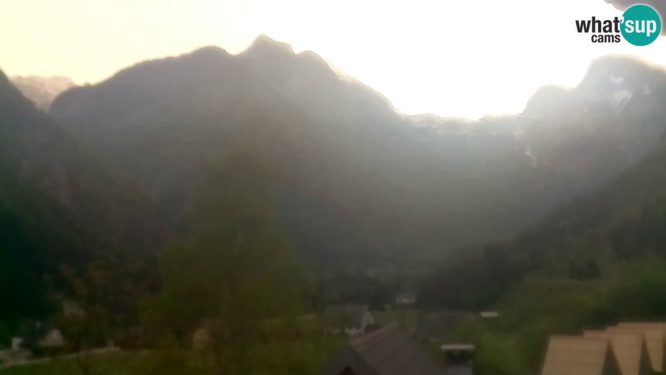 Webcam Trenta – View of Šplevt, Pihavec and Prisojnik