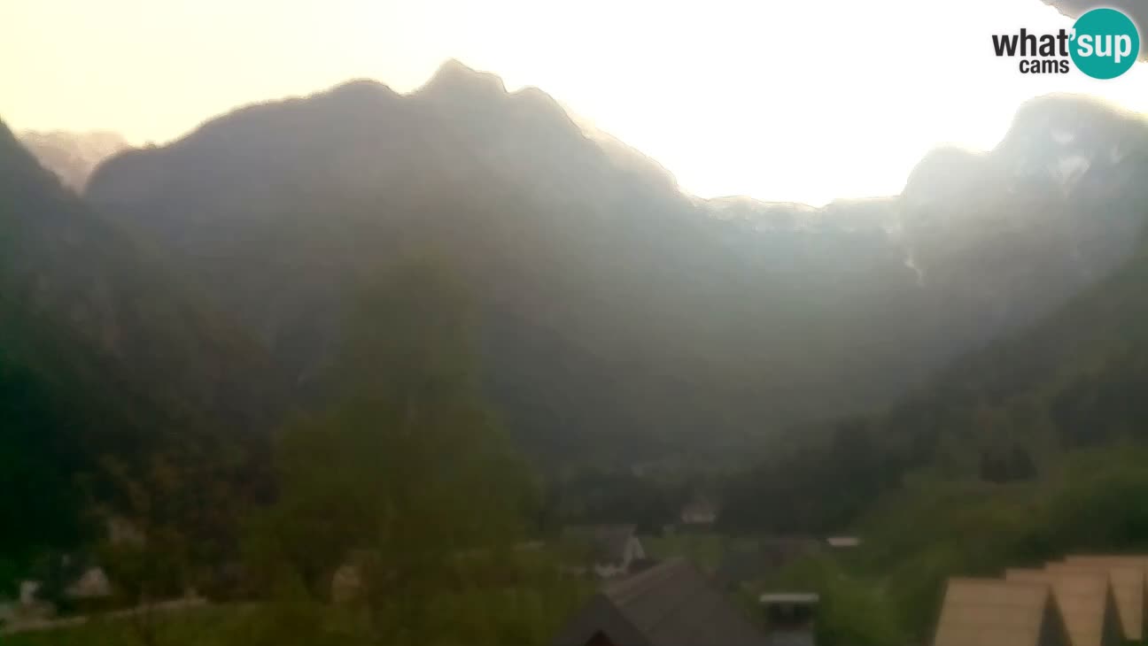 Webcam Trenta – View of Šplevt, Pihavec and Prisojnik