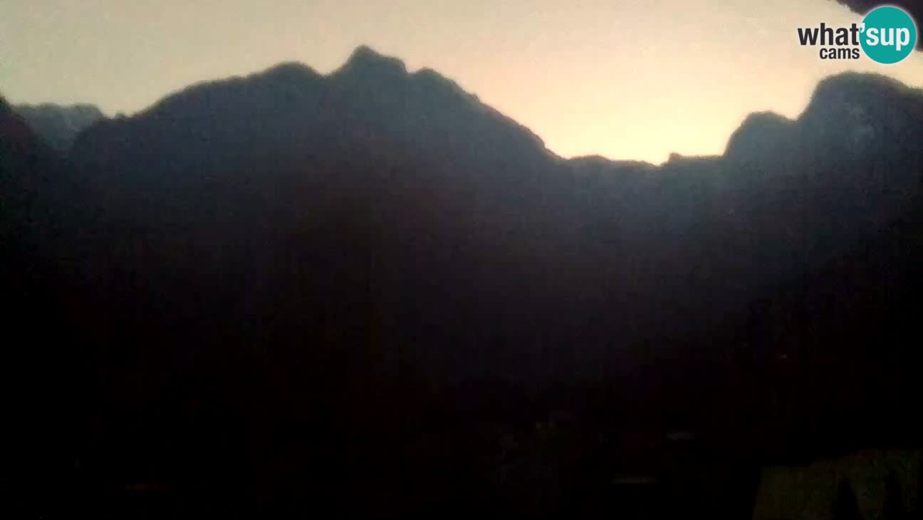 Webcam Trenta – View of Šplevt, Pihavec and Prisojnik