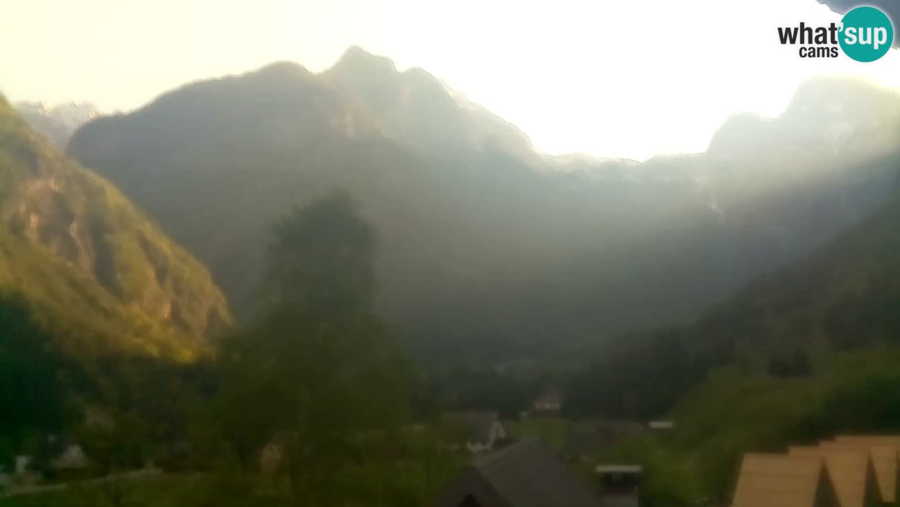 Webcam Trenta – View of Šplevt, Pihavec and Prisojnik