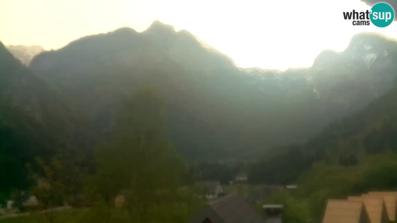 Webcam Trenta – View of Šplevt, Pihavec and Prisojnik
