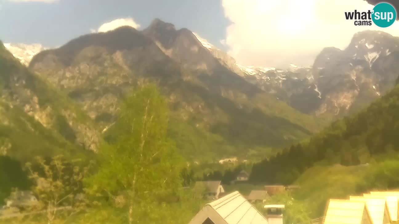 Webcam Trenta – View of Šplevt, Pihavec and Prisojnik
