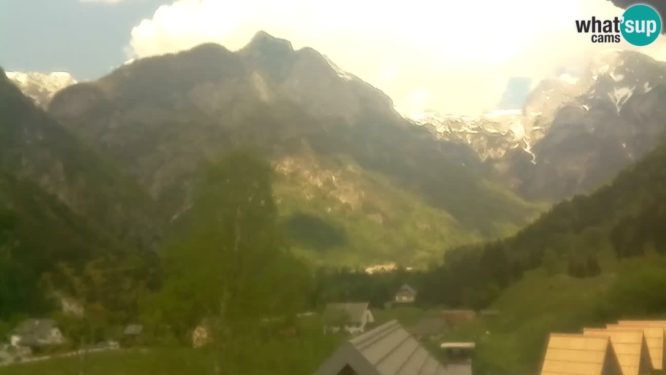 Spletna kamera Trenta – Pogled na Šplevt, Pihavec in Prisojnik