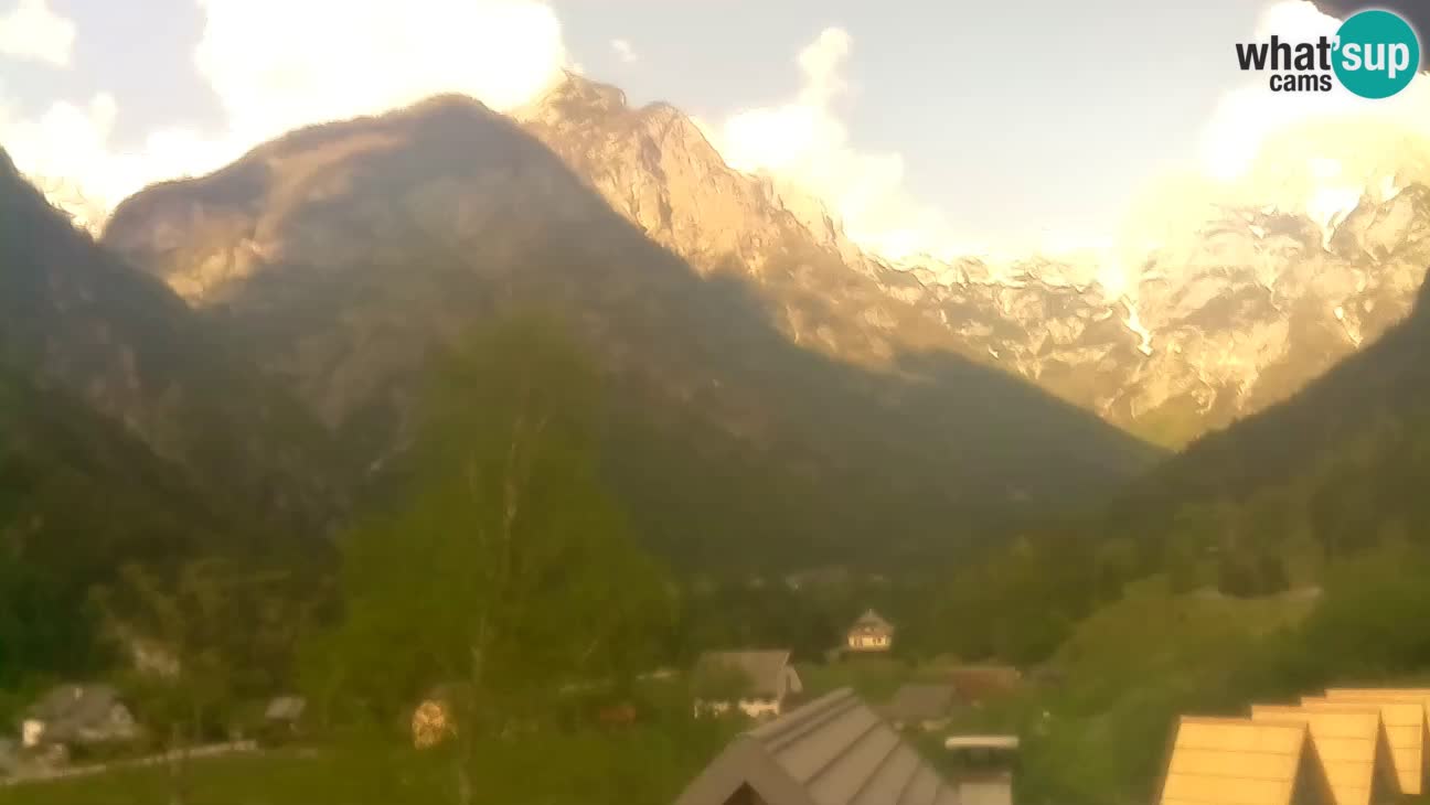 Webcam Trenta – View of Šplevt, Pihavec and Prisojnik