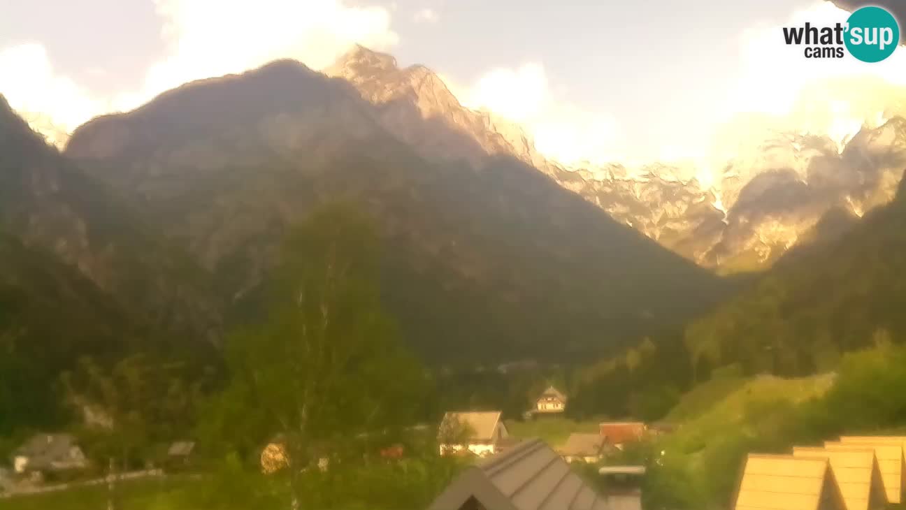 Webcam Trenta – View of Šplevt, Pihavec and Prisojnik
