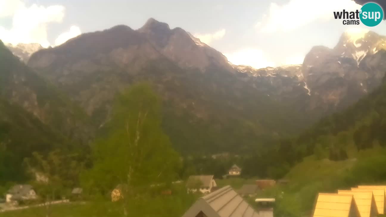 Web kamera Trenta – Pogled na Šplevt, Pihavec i Prisojnik