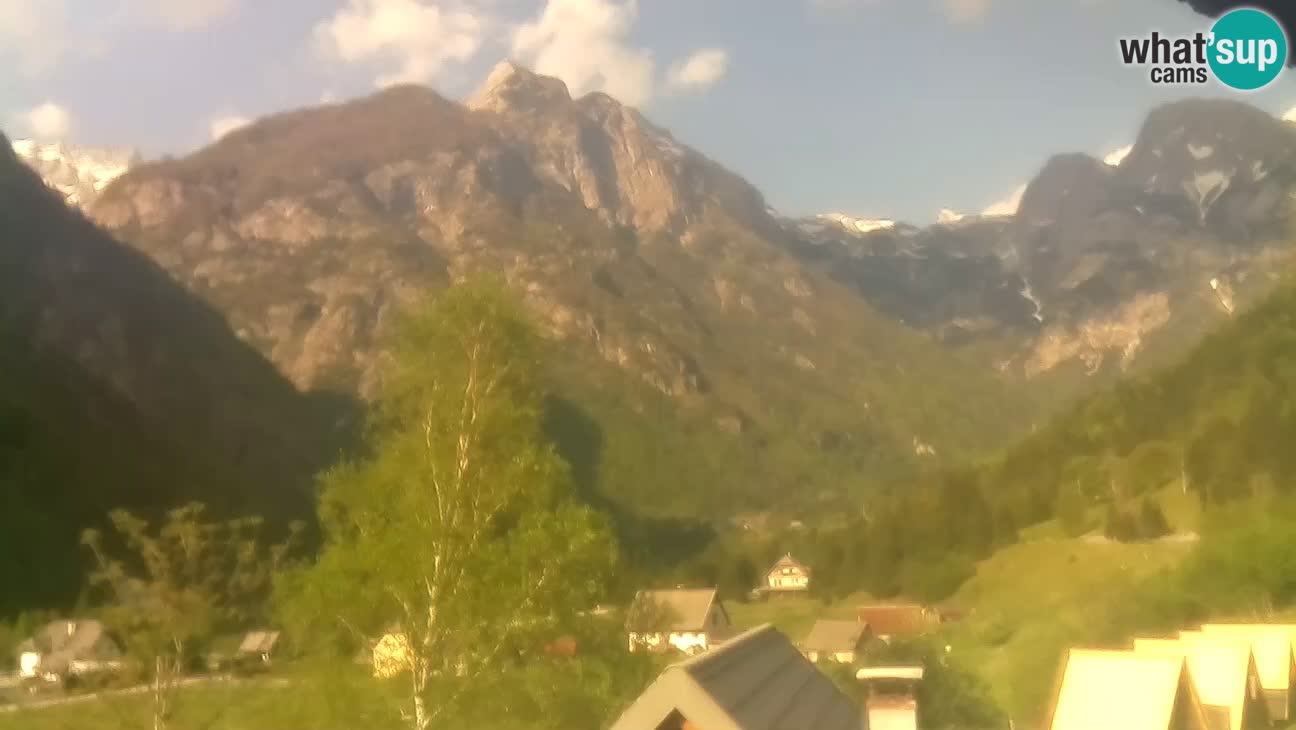 Webcam Trenta – View of Šplevt, Pihavec and Prisojnik