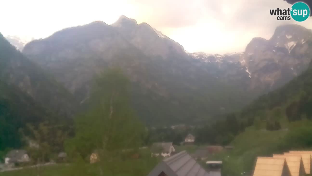 Webcam Trenta – View of Šplevt, Pihavec and Prisojnik