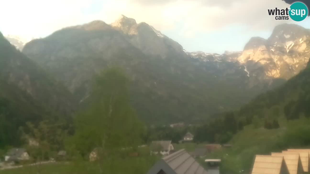 Webcam Trenta – View of Šplevt, Pihavec and Prisojnik