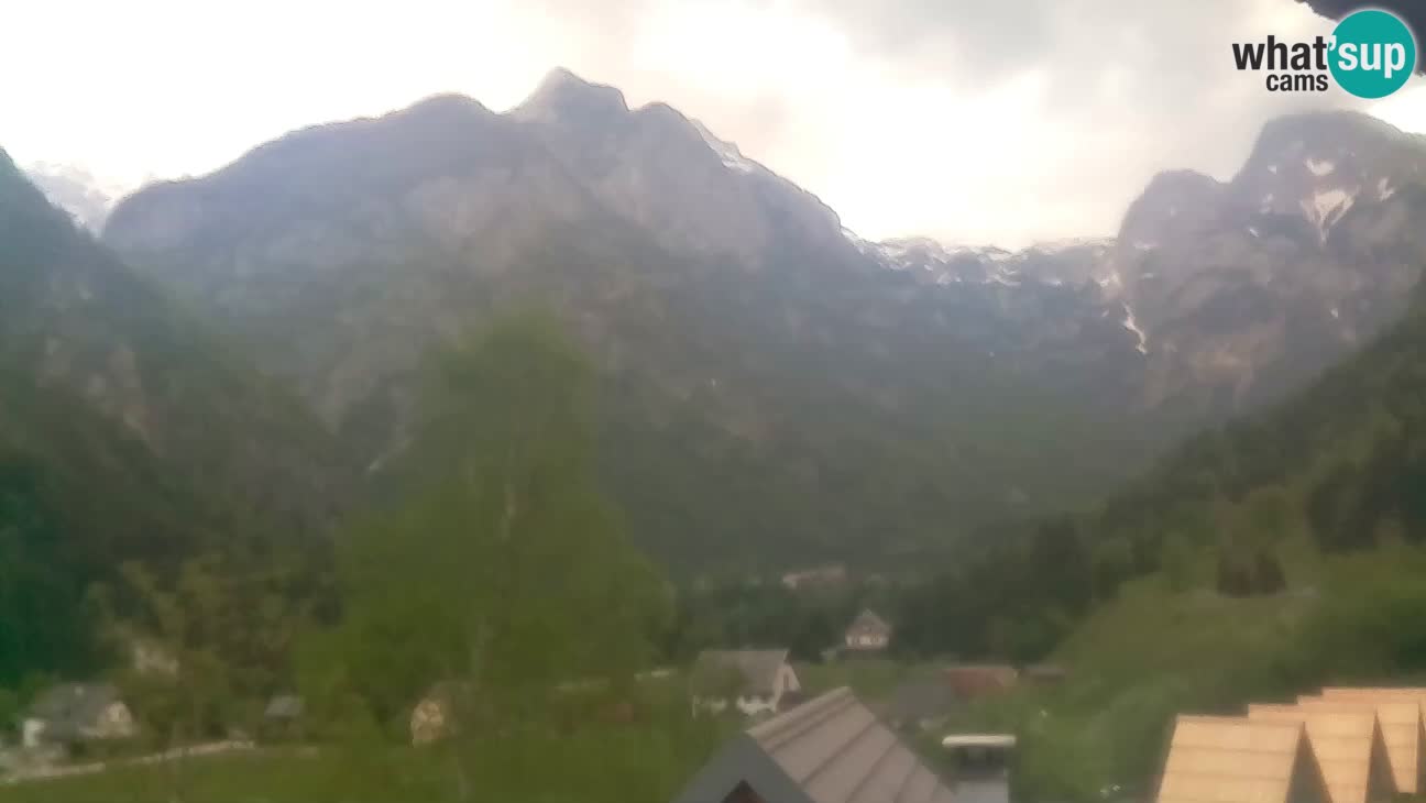 Spletna kamera Trenta – Pogled na Šplevt, Pihavec in Prisojnik