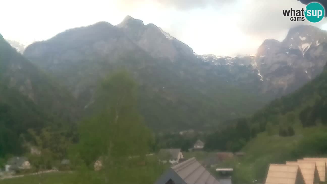 Spletna kamera Trenta – Pogled na Šplevt, Pihavec in Prisojnik