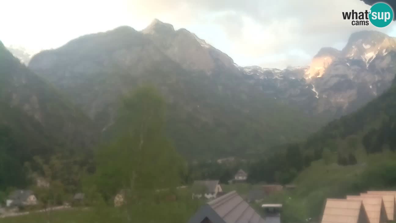 Webcam Trenta – View of Šplevt, Pihavec and Prisojnik