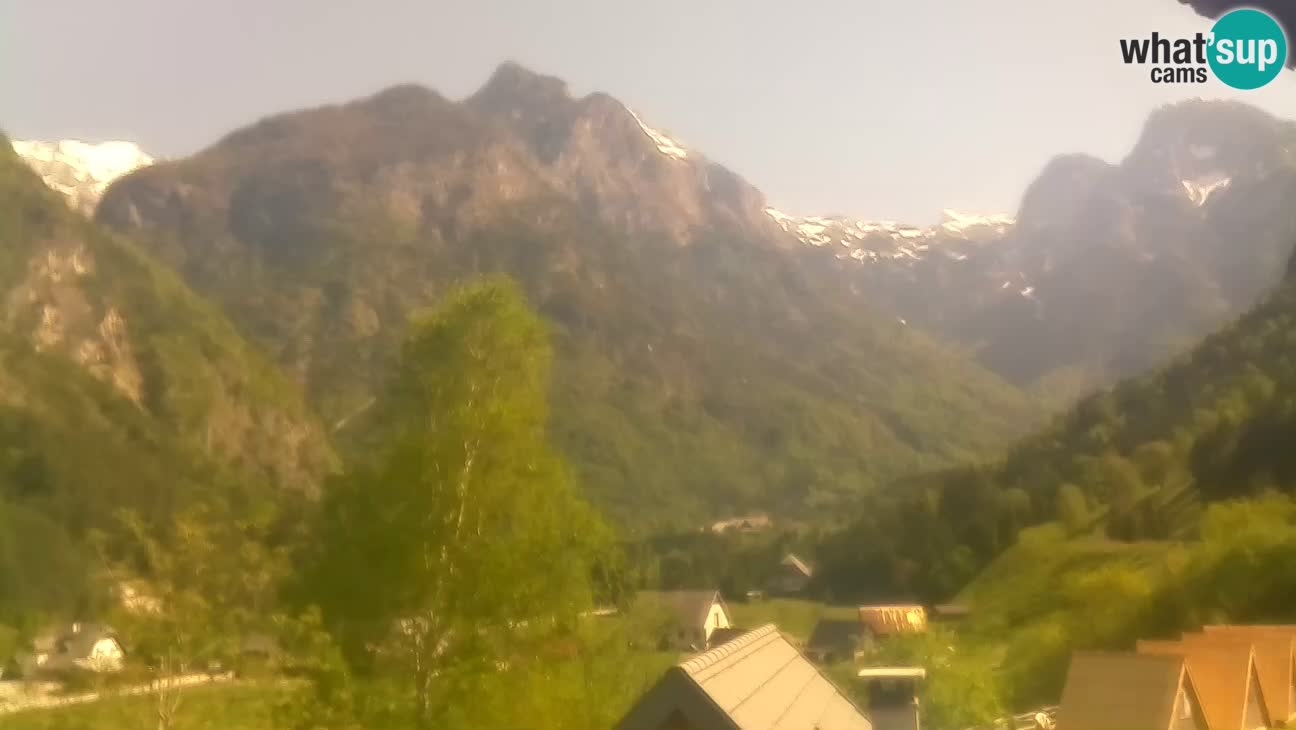 Webcam Trenta – View of Šplevt, Pihavec and Prisojnik