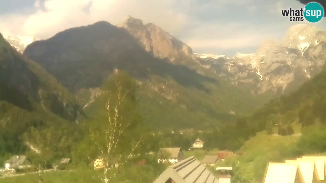 Spletna kamera Trenta – Pogled na Šplevt, Pihavec in Prisojnik