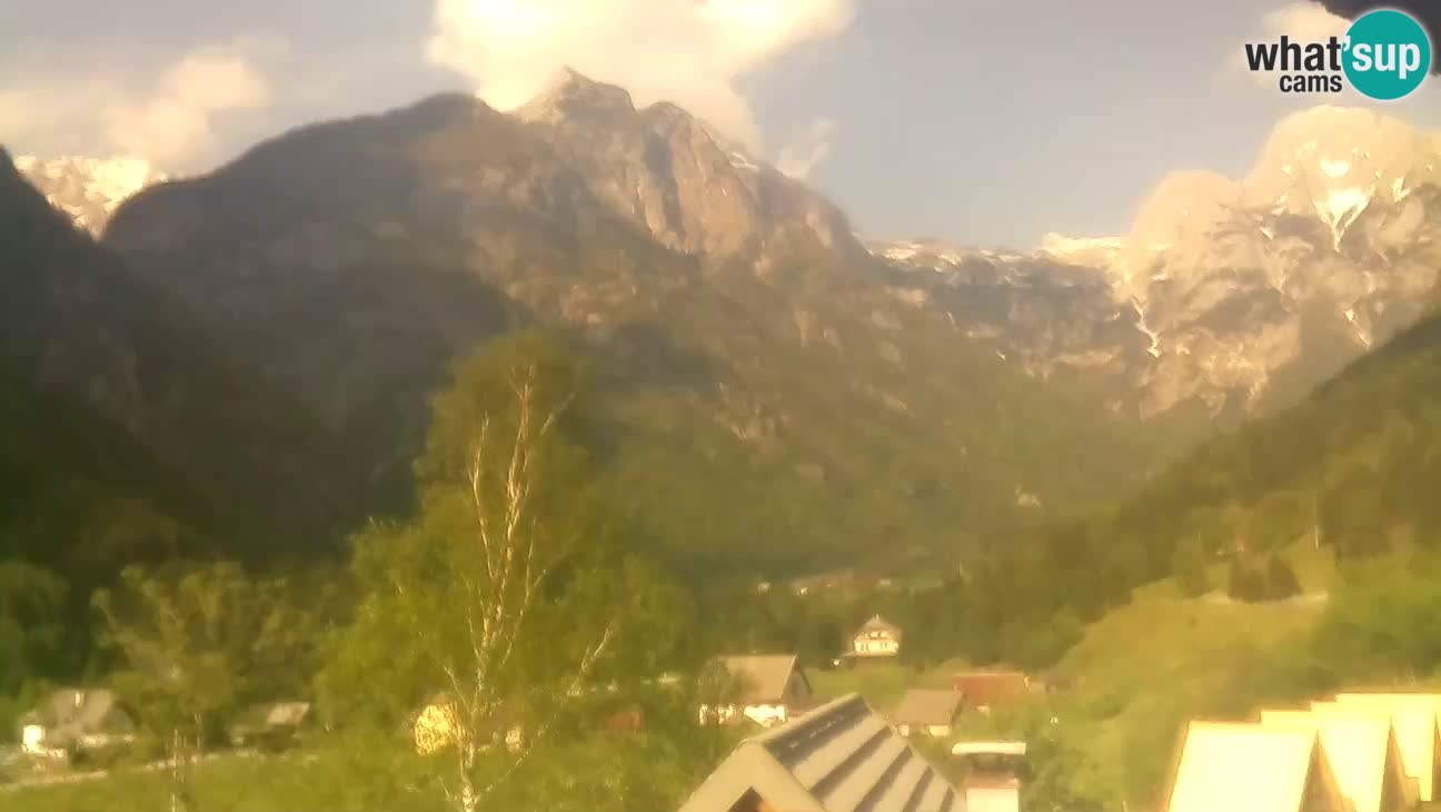 Spletna kamera Trenta – Pogled na Šplevt, Pihavec in Prisojnik