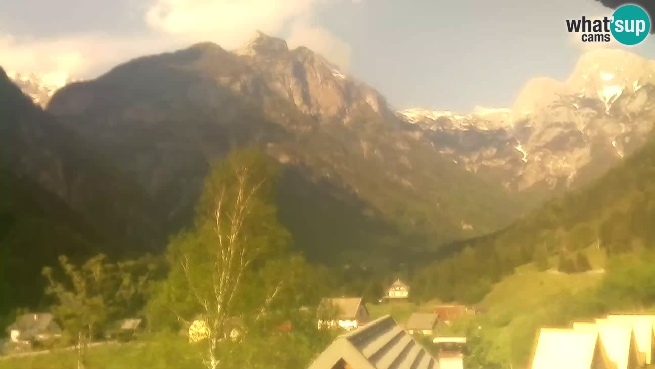 Spletna kamera Trenta – Pogled na Šplevt, Pihavec in Prisojnik