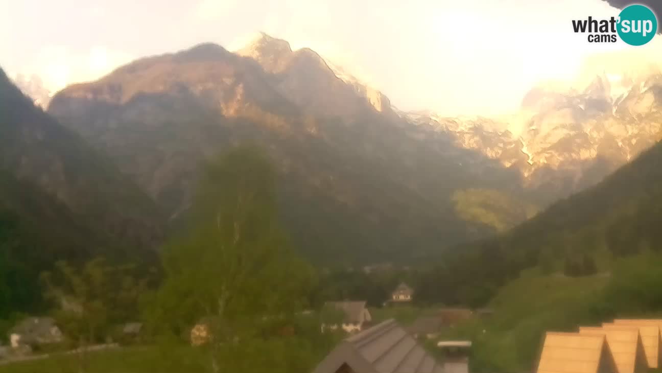 Webcam Trenta – View of Šplevt, Pihavec and Prisojnik
