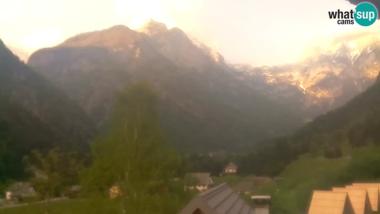 Webcam Trenta – View of Šplevt, Pihavec and Prisojnik