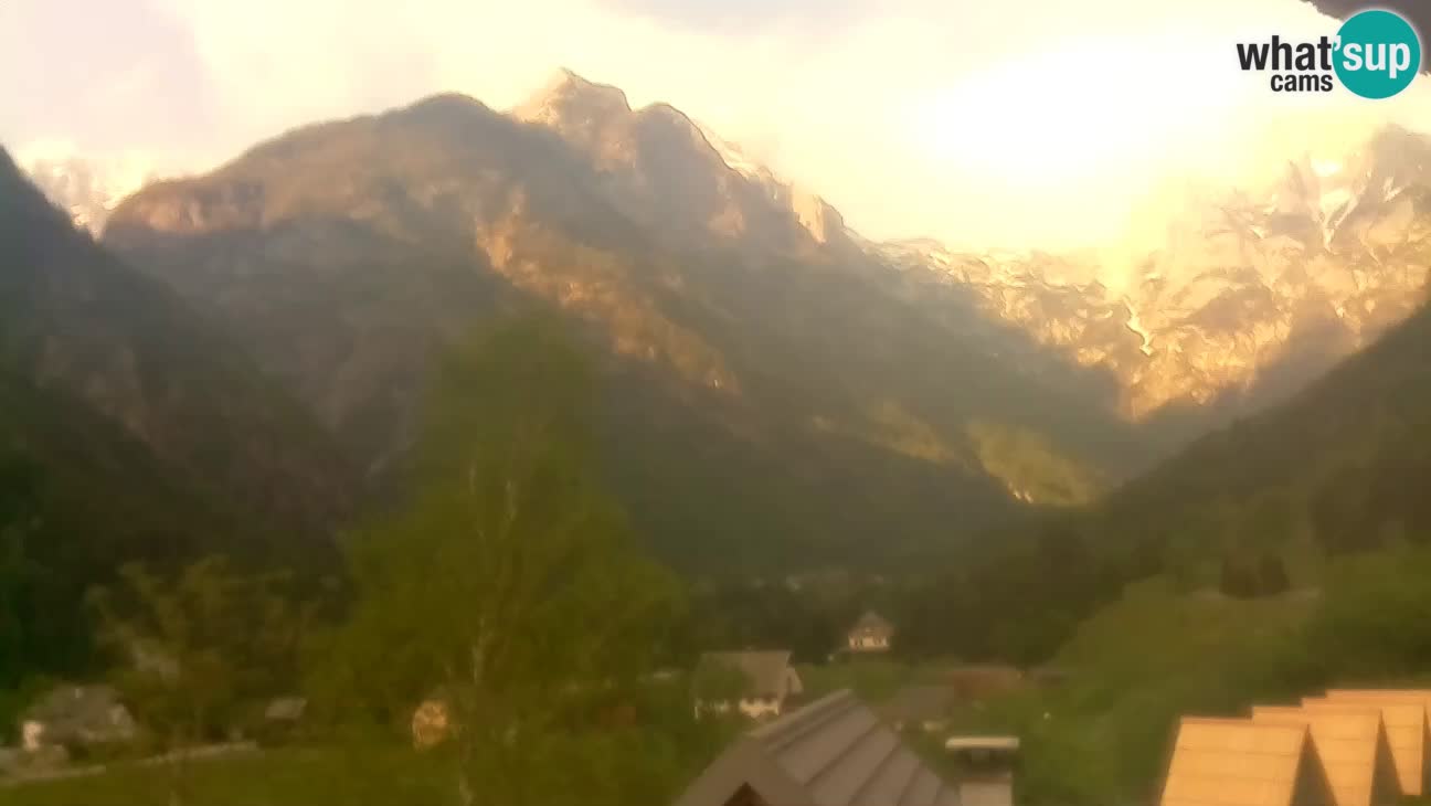 Webcam Trenta – View of Šplevt, Pihavec and Prisojnik