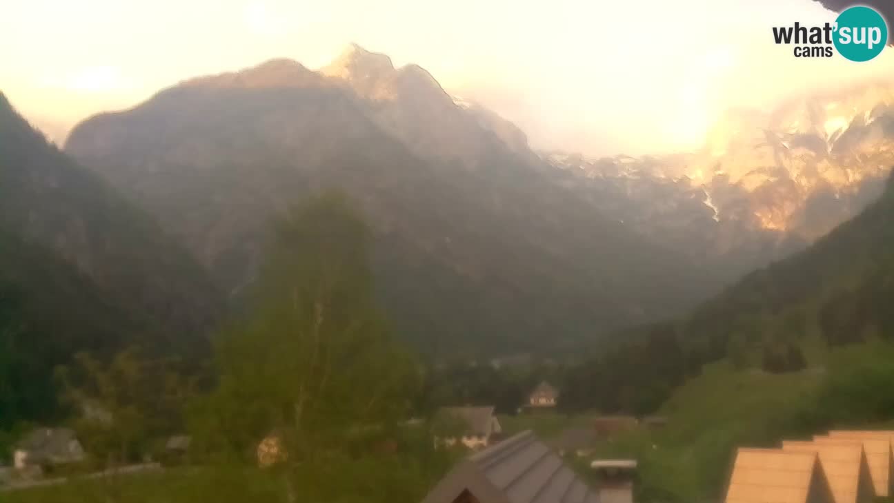 Webcam Trenta – View of Šplevt, Pihavec and Prisojnik
