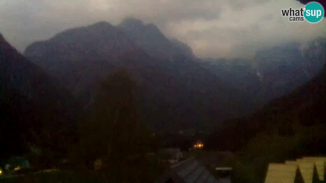 Webcam Trenta – View of Šplevt, Pihavec and Prisojnik