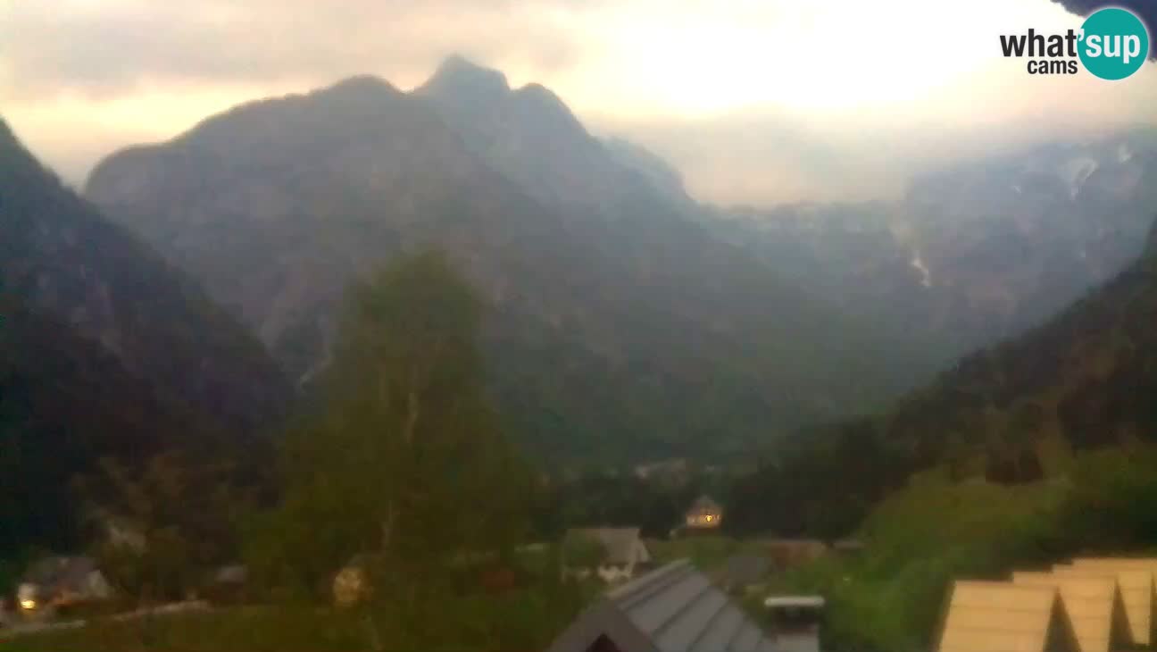 Webcam Trenta – View of Šplevt, Pihavec and Prisojnik
