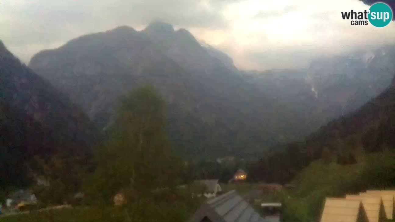 Webcam Trenta – View of Šplevt, Pihavec and Prisojnik