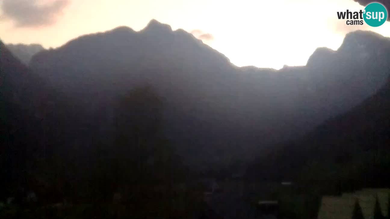 Webcam Trenta – View of Šplevt, Pihavec and Prisojnik