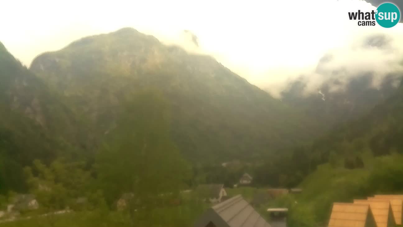 Webcam Trenta – View of Šplevt, Pihavec and Prisojnik