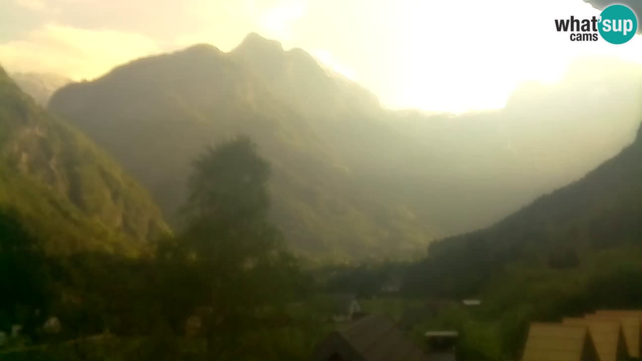 Webcam Trenta – View of Šplevt, Pihavec and Prisojnik