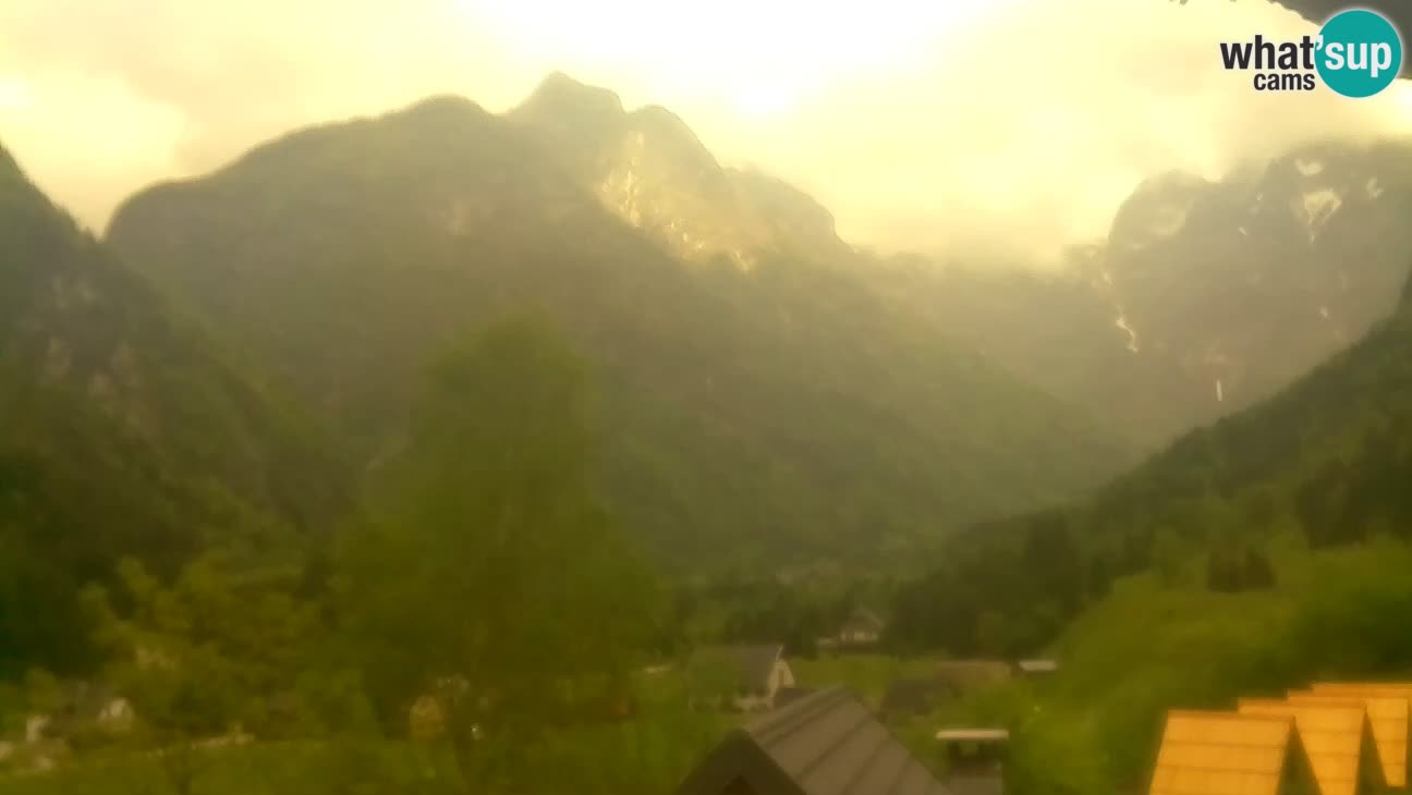 Webcam Trenta – View of Šplevt, Pihavec and Prisojnik