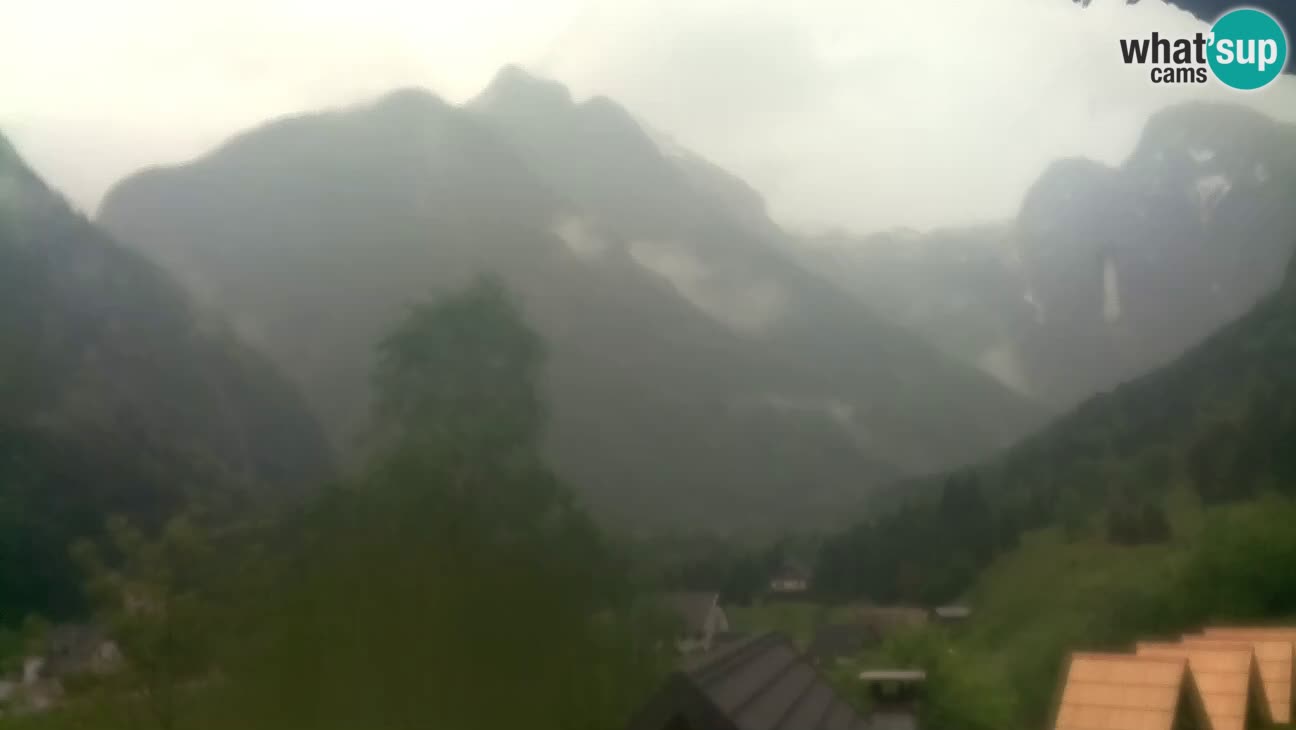 Webcam Trenta – View of Šplevt, Pihavec and Prisojnik