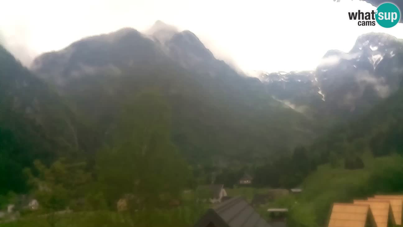 Webcam Trenta – View of Šplevt, Pihavec and Prisojnik