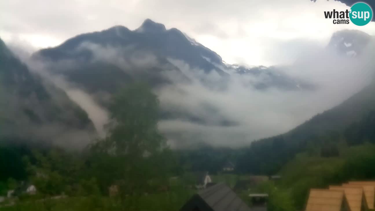 Webcam Trenta – View of Šplevt, Pihavec and Prisojnik